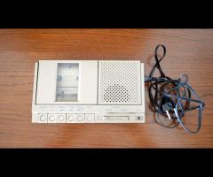 Starinski prenosni kasetofon