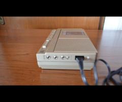 Starinski prenosni kasetofon