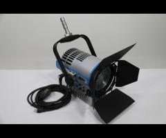 Arri L7-C barvna LED Fresnelova svetilka z vrati za hlev. SAMO 90 UR!. Malo rabljena.