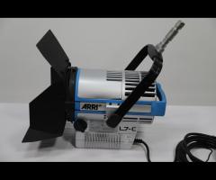 Arri L7-C barvna LED Fresnelova svetilka z vrati za hlev. SAMO 90 UR!. Malo rabljena.