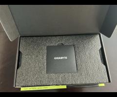 Gigabyte NVIDIA GeForce RTX 5080 Windforce OC SFF 16GB GDDR7 grafična kartica s tremi ventilatorji