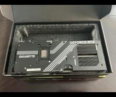 Gigabyte NVIDIA GeForce RTX 5080 Windforce OC SFF 16GB GDDR7 grafična kartica s tremi ventilatorji